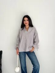 Kadın Arkası Asimetrik Yırtmaç Kesim Detaylı Cizgili Bluz Gömlek - Gri