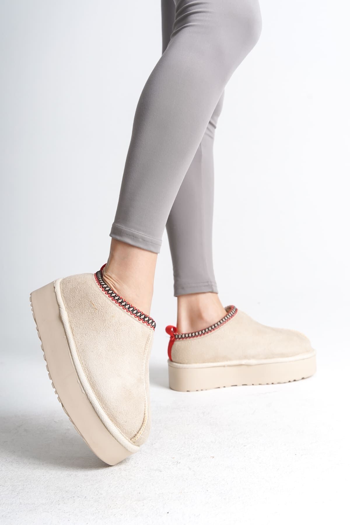 LEILA Bağcıksız Düz ve Kalın Taban İçi Kürklü Kısa Süet Kadın Bot  KT - Krem